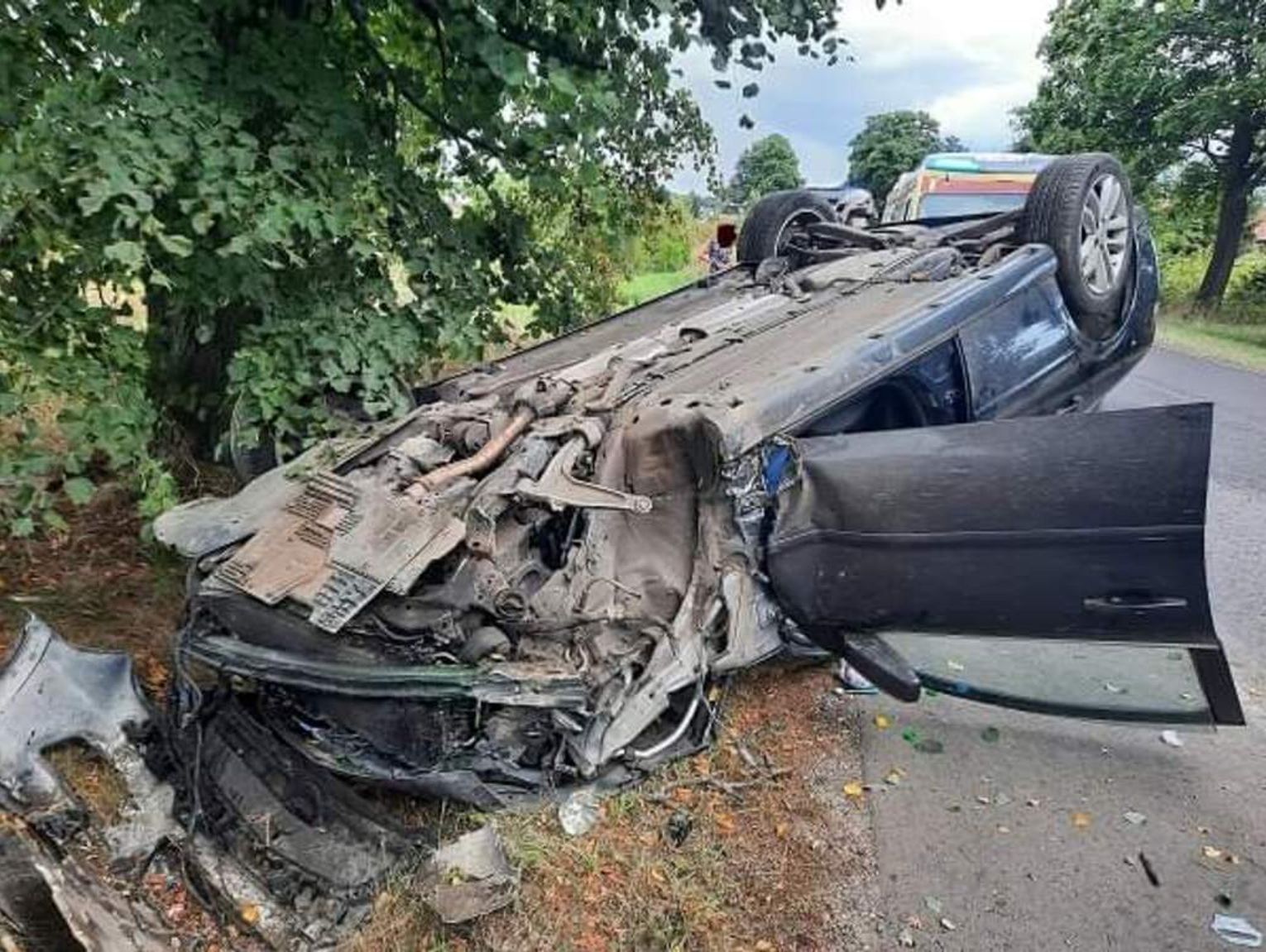 Kolejny Samoch D Roztrzaskany Na Drzewie Jedna Osoba Poszkodowana