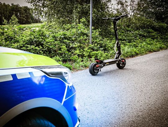 14-latek upadł jadąc hulajnogą. Pogotowie zabrało go do szpitala