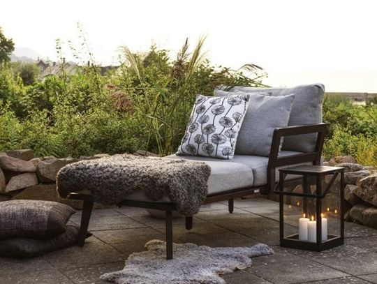 3 pomysły na to, jak urządzić altanę ogrodową przy pomocy mebli z aluminium?