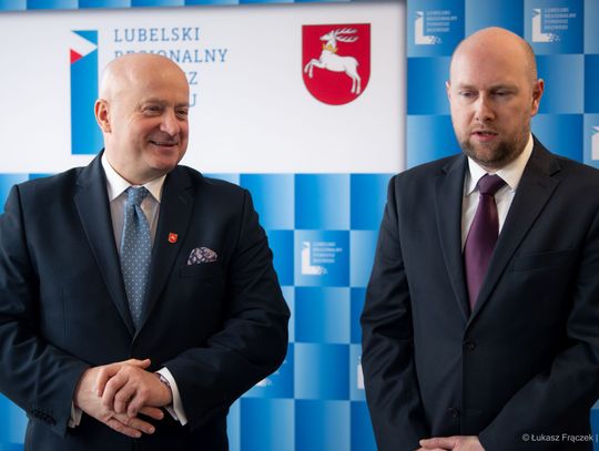 Marszałek Województwa Lubelskiego Jarosław Stawiarski oraz Prezes Lubelskiego Regionalnego Funduszu Rozwoju Rafał Langiewicz na tle ścianki prasowej LRFR