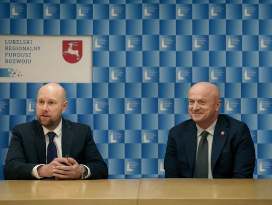 Prezes Zarządu LRFR Rafał Langiewicz oraz Marszałek Województwa Lubelskiego Jarosław Stawiarski siedzący przy stole na tle niebieskiej ścianki prasowej Lubelskiego Regionalnego Funduszu Rozwoju