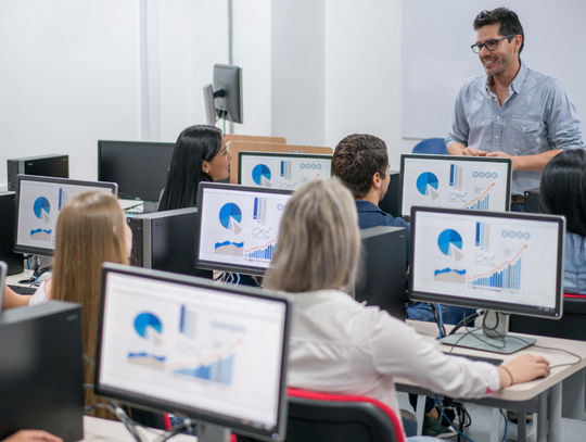 5 tysięcy złotych na dzień dobry. Taką pensję chcą mieć już na starcie