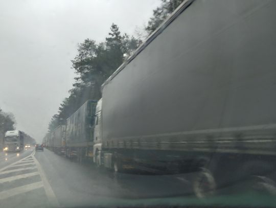 650 ciężarówek czeka na odprawę na przejściu granicznym w Koroszczynie