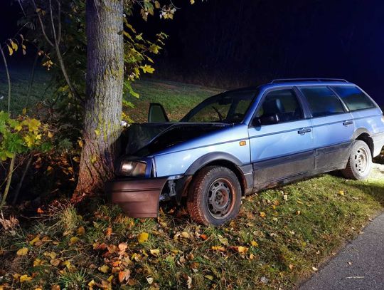 81-latka uderzyła w drzewo. Kobieta trafiła do szpitala