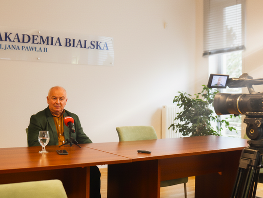 Mieli być studenci z Indii i Nepalu. Rektor Akademii Bialskiej o przyszłości uczelni Jerzy Nitychoruk Akademia Bialska media uczelnia studia osoba mikrofon kamera studia