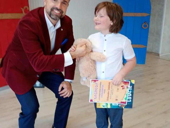 wręczenie nagrody, Aleks Jakóbiak laureat konkursu recytatorskiego