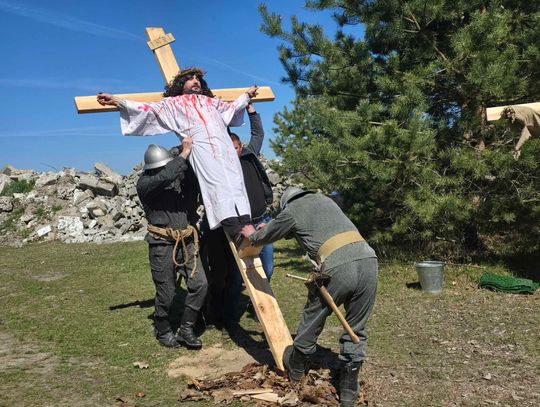 Teatr podwórkowy wystawił Misterium Męki Pańskiej [ZDJĘCIA, FILM]