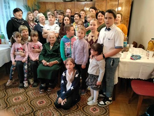 Antonina Rabczuk przeżyła wiek. Urodziny świętowała z mieszkańcami wsi [VIDEO]