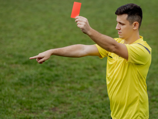 Atak na sędziego piłkarskiego jak na policjanta