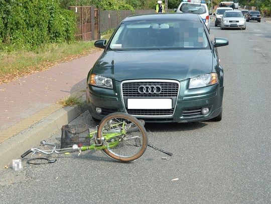 Audi potrąciło rowerzystę. Motocykl zderzył się z autem i rowerzystką