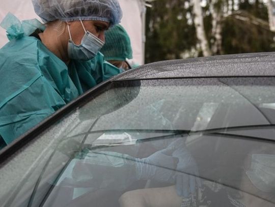 Auto odbiło się od skarpy i dachowało. Kierująca wyjeżdżała ze szczepienia