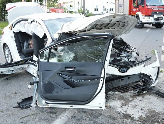 Auto roztrzaskane na drzewie. Trzy osoby w szpitalu