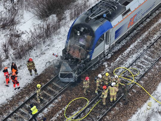 Pociągi uderzyły w samochód. Ewakuowano około 600 osób Pociągi uderzyły w samochód. Ewakuowano około 600 osób