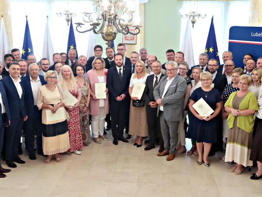 Będą lepsze drogi. Wojewoda podpisał umowy z samorządami