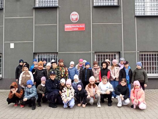 „Bezpieczeństwo i pasja”. Pierwszoklasiści z łosickiej „Jedynki” poznali zawód policjanta [ZDJĘCIA]