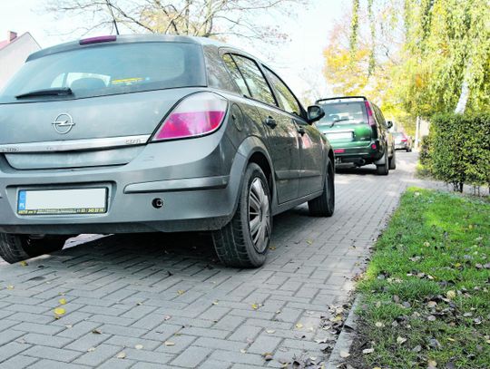 Biała Podlaska: Apel o niezatrzymywanie się na chodniku