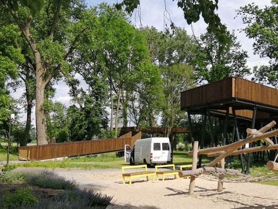 Biała Podlaska: Kładka zniszczona przez drzewo, już po naprawie