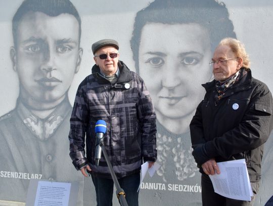 Biała Podlaska: KOD chce brzozy w miejsce Łupaszki. Kibice patrolują mural