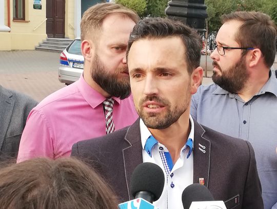 Biała Podlaska. Litwiniuk: zabrali mi telefon i uprzątnęli biurko