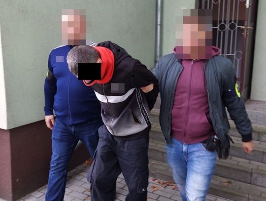 policjanci prowadzą zaginionego, aresztowanie, Biała Podlaska 3 listopada 2025