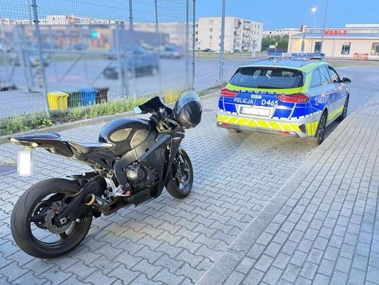 Biała Podlaska. Na ul. Sobieskiego jechał na jednym kole