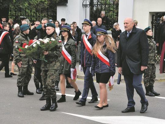 Biała Podlaska. Odśpiewają hymn i złożą wiązanki kwiatów