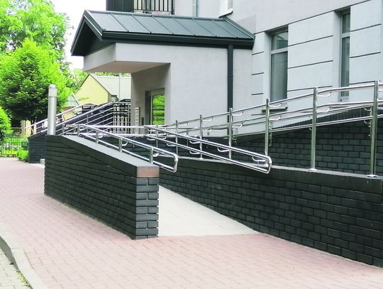 Biała Podlaska: Podjazdy dla wózków wabią dzieci. Mieszkańcy mają dość