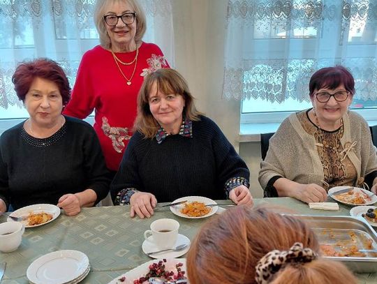 seniorki przy stole