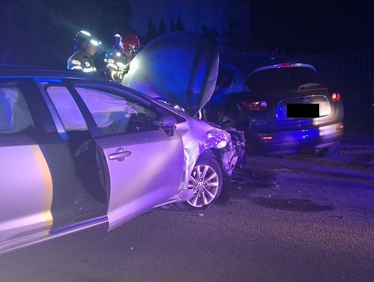 Biała Podlaska. Toyota uderzyła z zaparkowany samochód