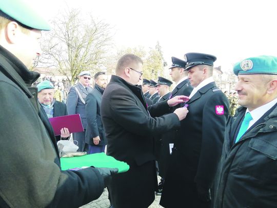 Biała Podlaska: Uhonorowali medalami i pamiątkową tablicą