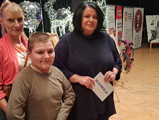 Franek Guzik z mamą Moniką, i dyrektor SSP Bożeną Szyc