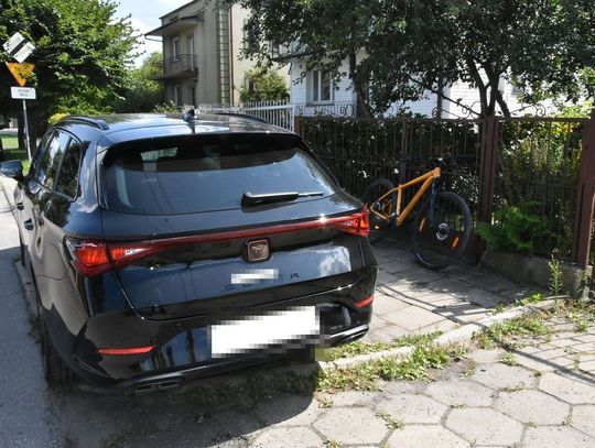Biała Podlaska. Zapatrzył się na znajomego, uderzył w zaparkowane auto