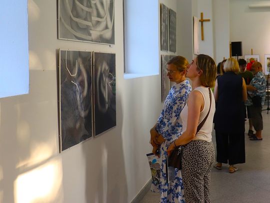 „Biało, szaro, kolorowo”. Wernisaż w dawnej cerkwi w Wisznicach [GALERIA ZDJĘĆ]