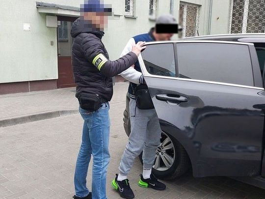 Bialscy kryminalni zatrzymali poszukiwanych. Jeden wrócił z zagranicy, drugi ukrywał się u partnerki