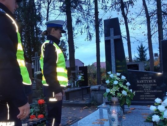 Bialscy policjanci na cmentarzach. Poszli ze zniczami