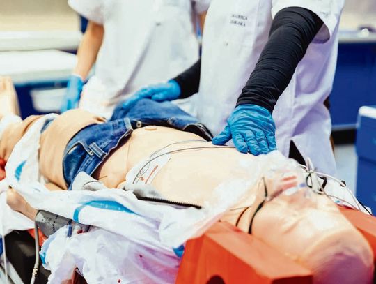 Zaatakowali ratowników medycznych, stanęli przed sądem. Zasłaniają się niepamięcią