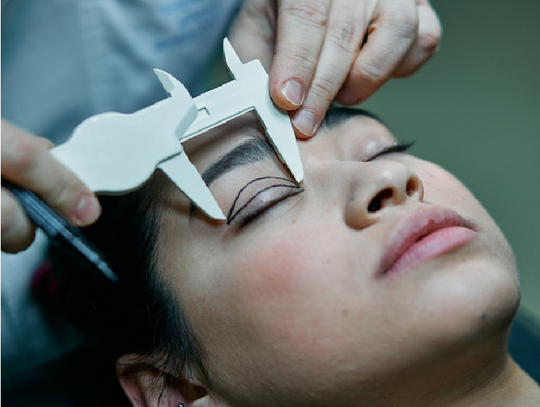 Blefaroplastyka powiek - na czym polega i jak wygląda rekonwalescencja po zabiegu?