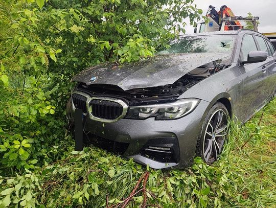 Bmw wjechało do rowu i powiadomiło o tym policję. Kierowca był pijany