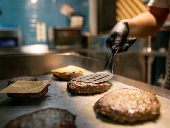 Burger z Biedronki? Czemu nie! Jest tańszy niż w barze