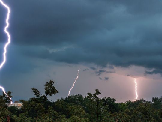 Burze nad regionem. IMGW wydało ostrzeżenia