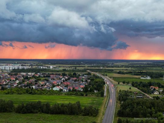 Burze z intensywnym deszczem i silnym wiatrem. IMGW wydało ostrzeżenia