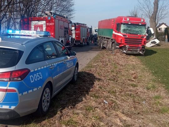 Bus wjechał pod ciężarówkę. Dwie osoby trafiły do szpitala