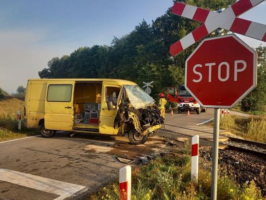 Było o krok od tragedii. Nie stanął na "stopie" i zderzył się z pociągiem