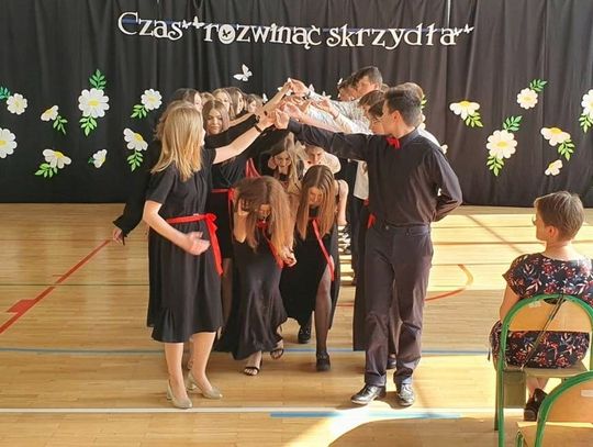 Był polonez, popłynęła łza. Tak ósmoklasiści żegnali szkołę [ZDJĘCIA]
