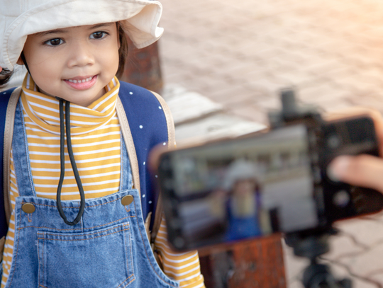 Rzecznik chce ochrony dzieci przed wrzucaniem ich zdjęć do internetu