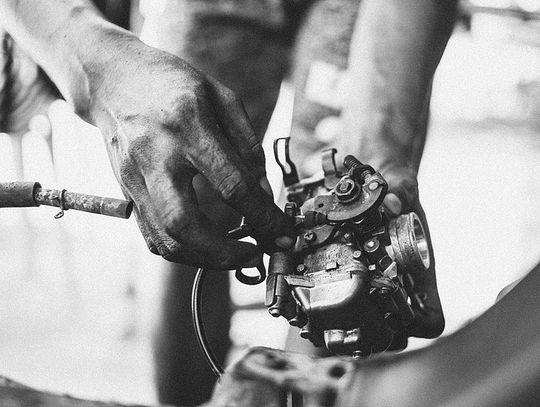 Chcesz utrzymać kluczowe podzespoły w idealnym stanie? Zabierz je do warsztatu na profesjonalne mycie!