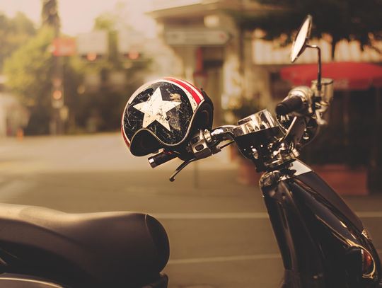 Chciał sprzedać kask motocyklowy. Stracił ponad 60 tys. zł