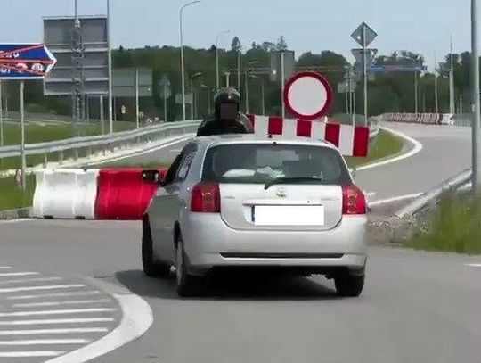 Motocyklisca na masce auta. Chciał zatrzymać pijanego kierowcę [WIDEO, ZDJĘCIA]