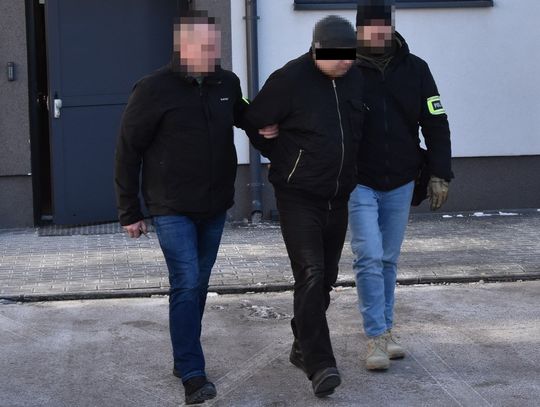 Chciał zepchnąć do rowu radiowóz i staranować policjanta