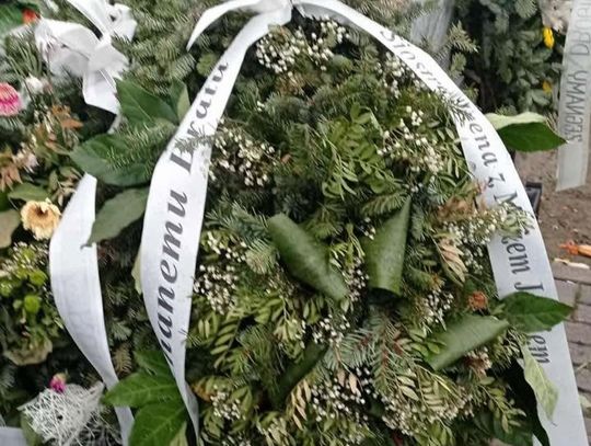 Lubelskie. Cmentarne hieny niszczą wieńce. „Po pogrzebie już w poniedziałek nie było róż”